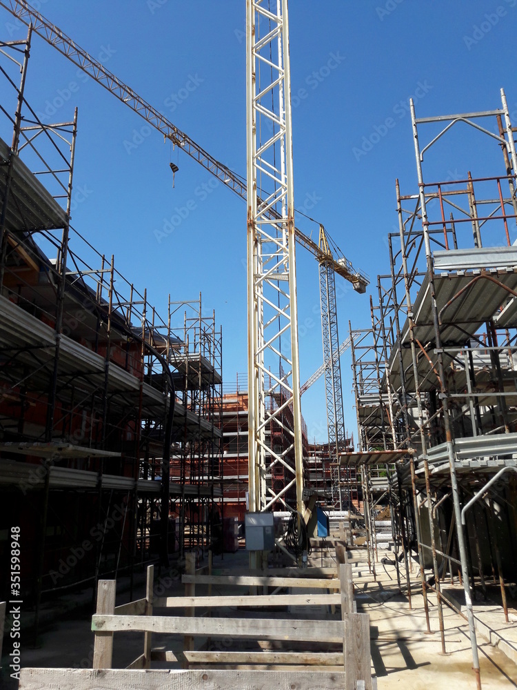 Lavori in corso nel cantiere edile in primavera - ripresa delle attività Lavori in corso nel cantiere edile in primavera - ripresa delle attività