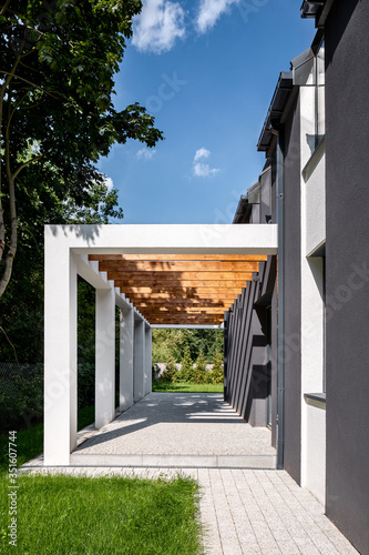 Fotografi Elegant home veranda with wooden ceiling