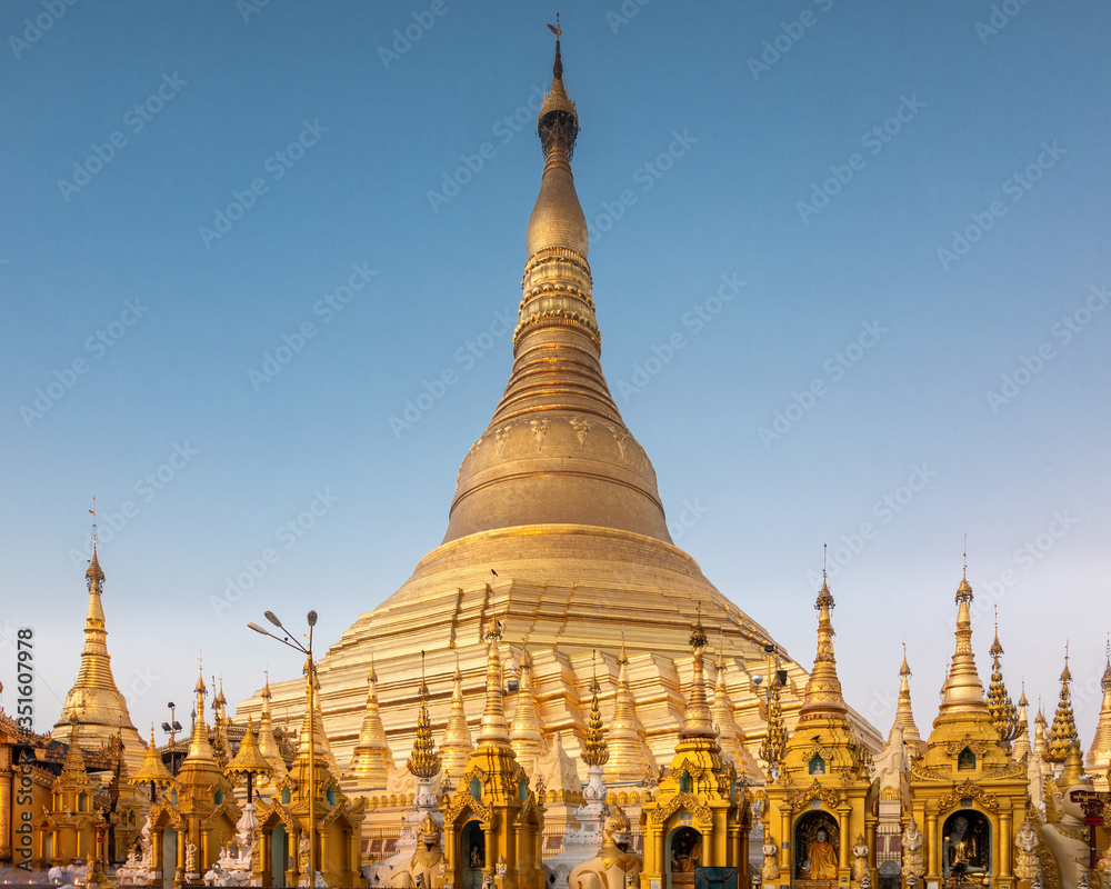 Fototapeta premium Golden stupa of the Shwedagon Pagoda