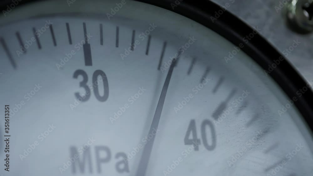 Pressure gauge in a factory, arrow movement on an industrial pressure gauge. High Precision Industrial Pressure Gauge. Vacuum Gauge With Descending Pointer in Laboratory. Differential Pressure Gauge Pressure gauge in a factory, arrow movement on an industrial pressure gauge. High Precision Industrial Pressure Gauge. Vacuum Gauge With Descending Pointer in Laboratory. Differential Pressure Gauge