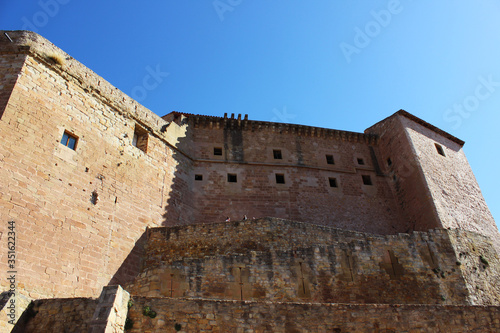 Castillo de Mora de Rubielos, pueblo de la provincia de Teruel (España) © jimenezar