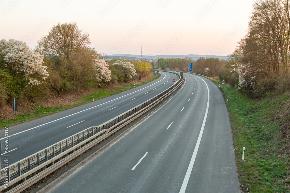 Auswirkung des Corona-Virus : Leere Autobahn (A485 bei Grossen-Linden)