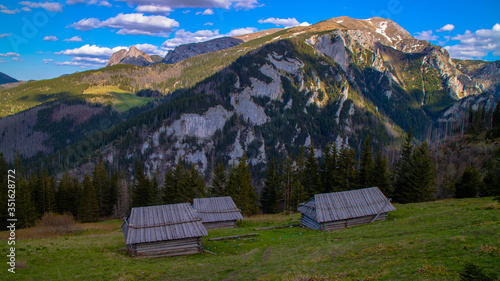 Panorama na otoczenie Doliny Kościeliskiej z Polany Stoły w Tatrach Zachodnich.