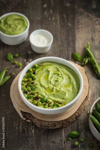 Assiette soupe de petit pois basilic