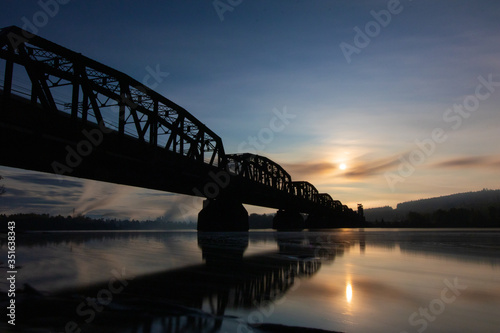 Fototapeta Naklejka Na Ścianę i Meble -  bridge at sunrise