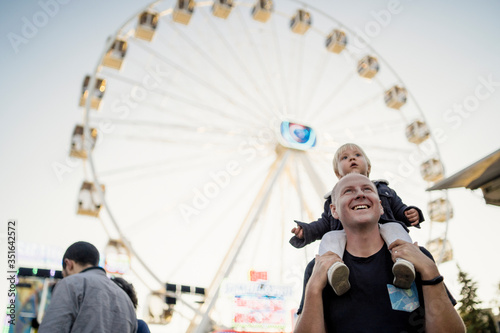 Tableau sur toile Happy father with his little son in an amusement park