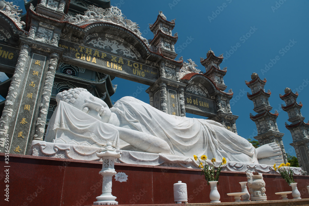 Obraz premium Da Nang/Vietnam 10-21-19 linh ung pagoda famous tourist and religious destination with a romantic atmosphere and amazing architecture , large statue of Lady Buddha with breathtaking sea view
