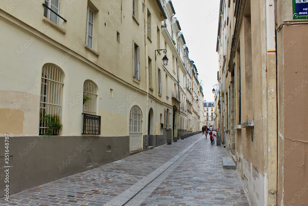 narrow street in old paris