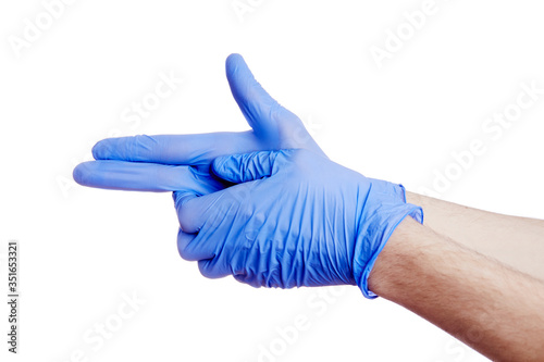 Gros plan main portant un gant en latex bleu de protection médicale anti-virus faisant un geste de tuer sur fond isolé blanc  photo