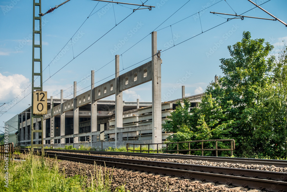 Industrielle Halle direkt neben den Gleisen