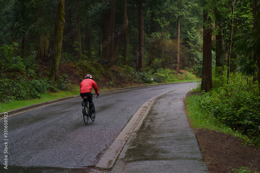 Obraz premium person riding a bike in Stanley Park Vancouver