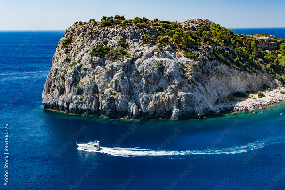 Obraz premium Antony Quinn beach rock