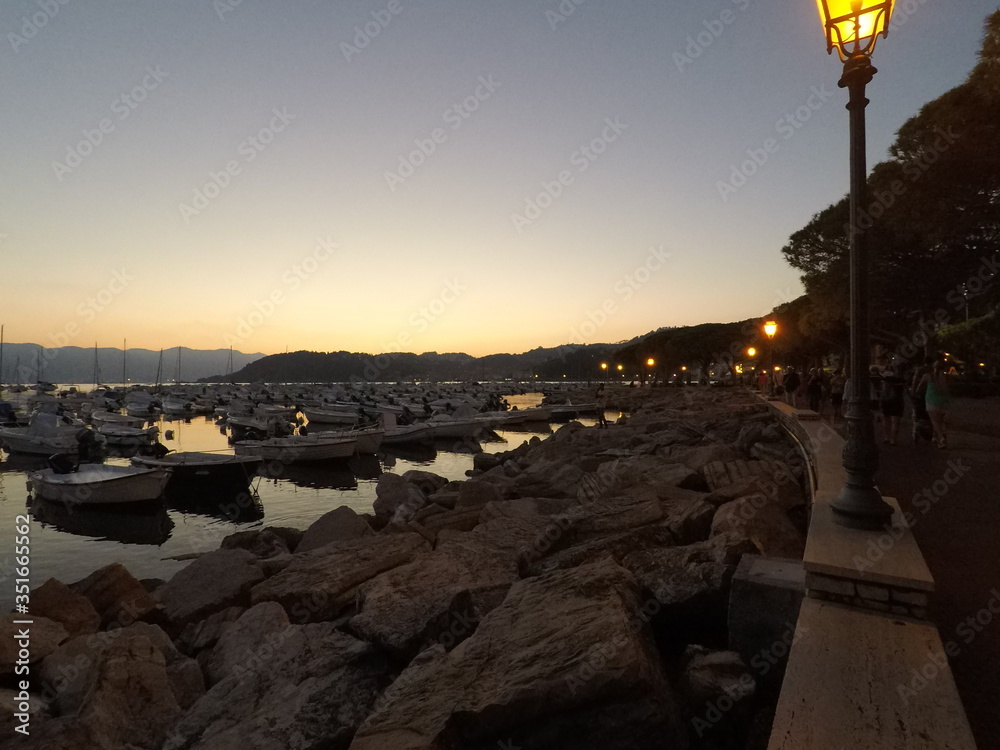 Zachód słońca w porcie - Lerici, Liguria, Włochy