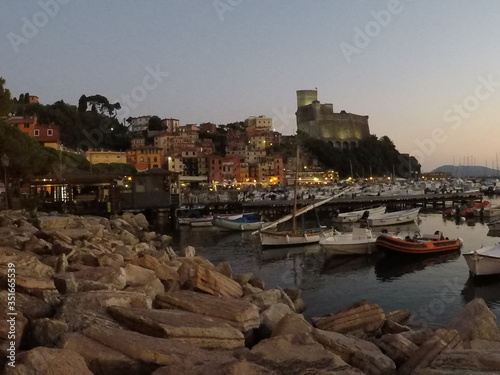 Obraz na płótnie Zachód słońca w porcie - Lerici, Liguria, Włochy w salonie