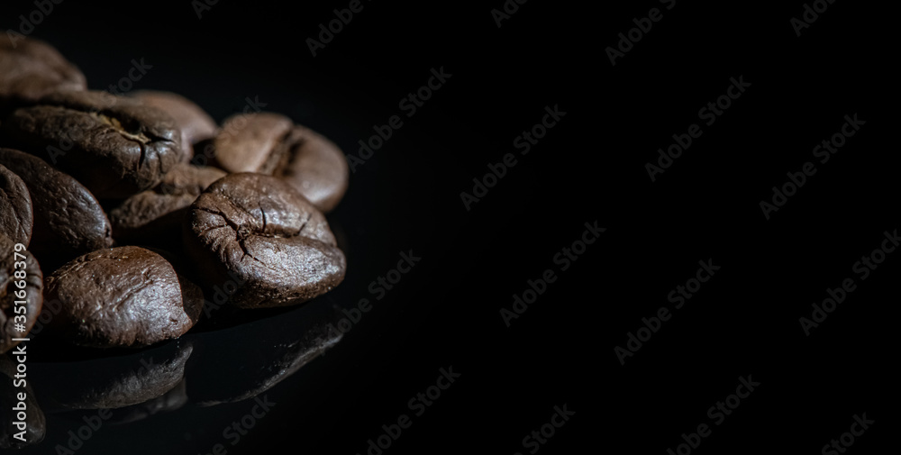 Fototapeta premium coffee beans on black background
