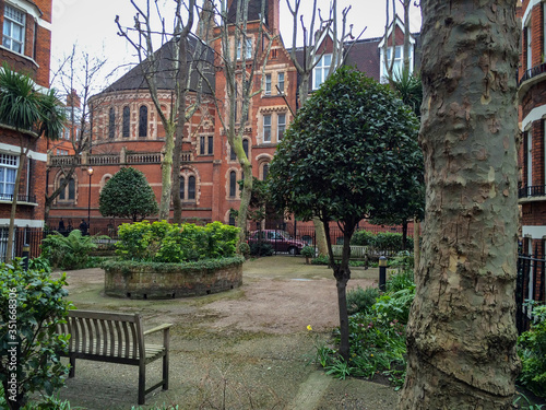 Canvastavla A little garden off Gilbert Street in Mayfair, London