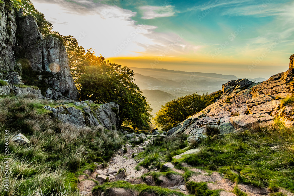 Fototapeta premium Puesta de sol, montaña con arboles. Adarra