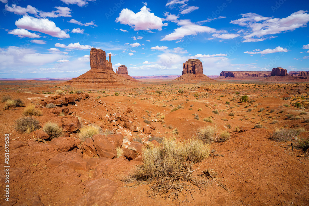 hiking the wildcat trail in the monument valley, usa