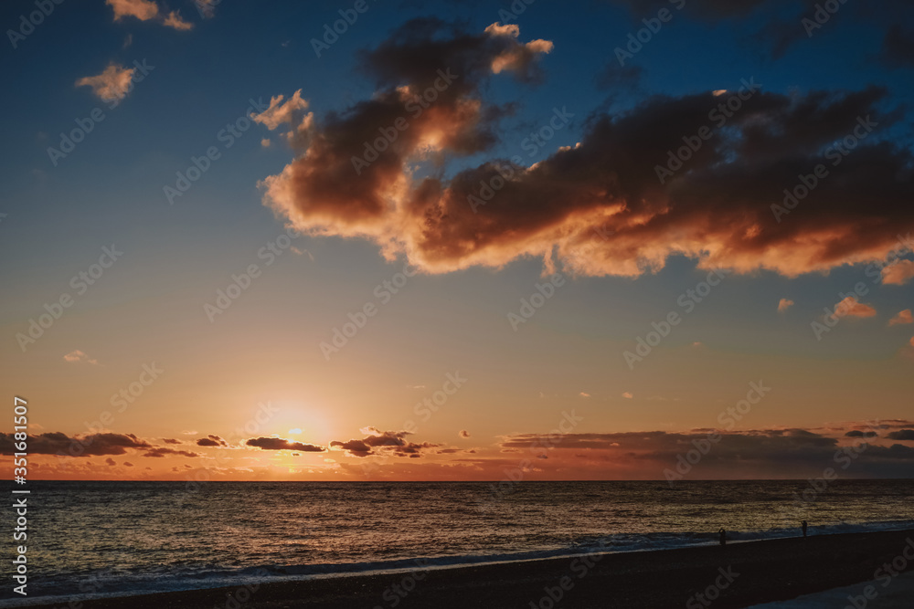 Obraz premium dramatic sunset over the sea late evening sky in the clouds