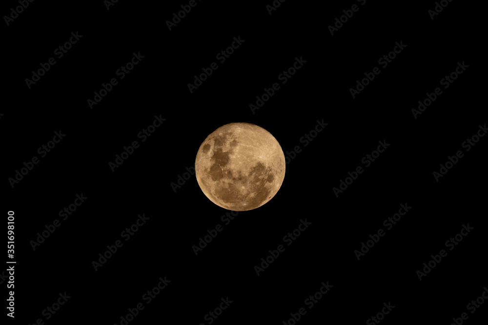 Obraz premium full moon over black