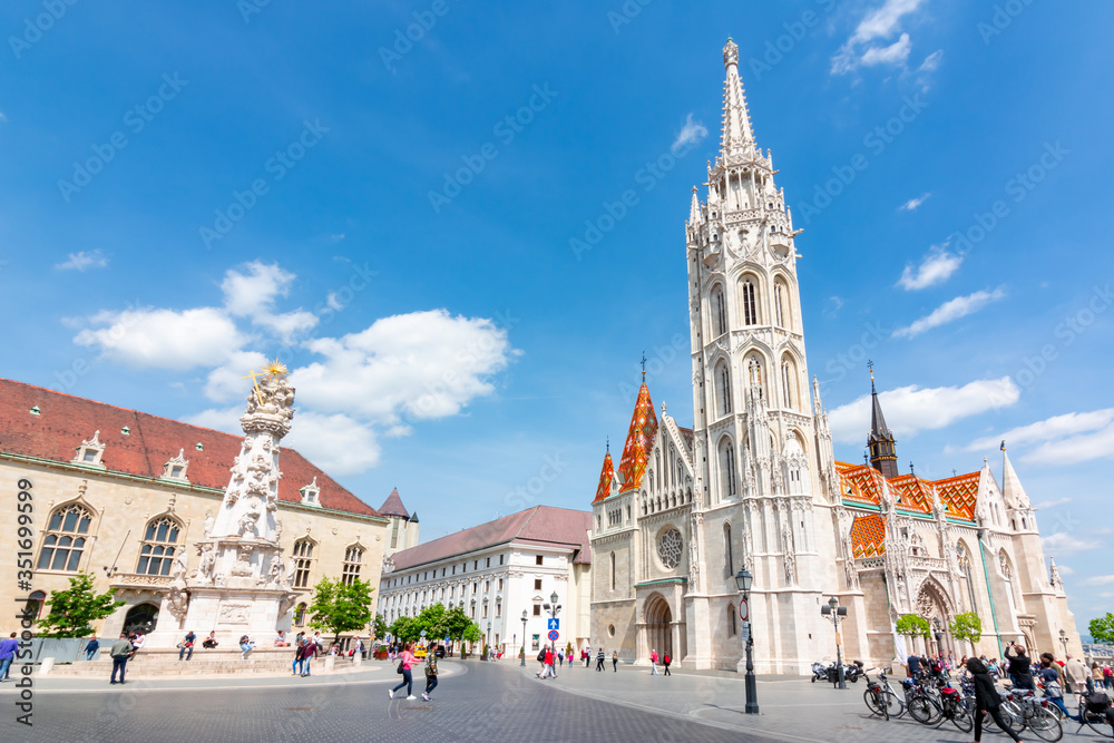 Fototapeta premium Matthias Church in Fisherman Bastion and Holy Trinity column, Budapest, Hungary