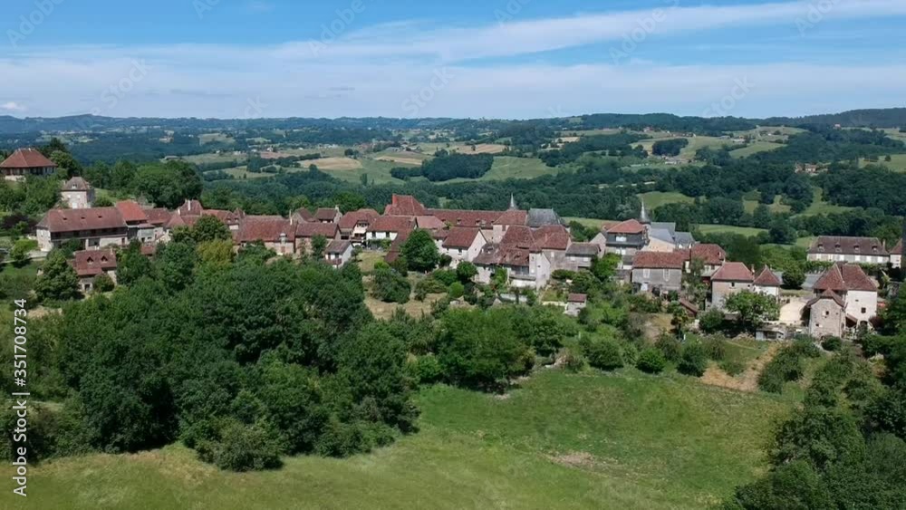 Curemonte (Corrèze, France) - Vue aérienne de la cité médiévale Curemonte (Corrèze, France) - Vue aérienne de la cité médiévale