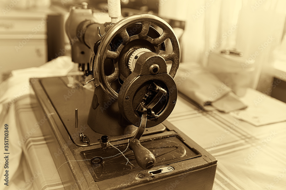 Naklejka premium Retro manual sewing machine, soft focus.