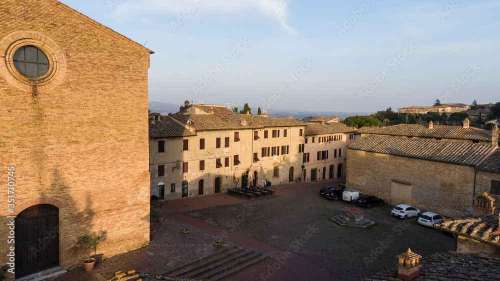 San Gimignano, borgo toscano medioevale italia