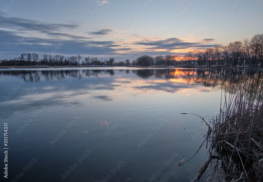 Fototapeta premium sunset over the lake