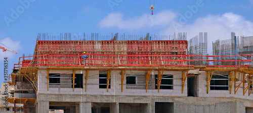 Construction of a multi-storey building with monolithic reinforced concrete walls using wood-metal formwork