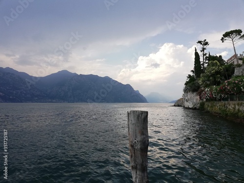 Jezioro Garda przed burzą  Cassone, Włochy