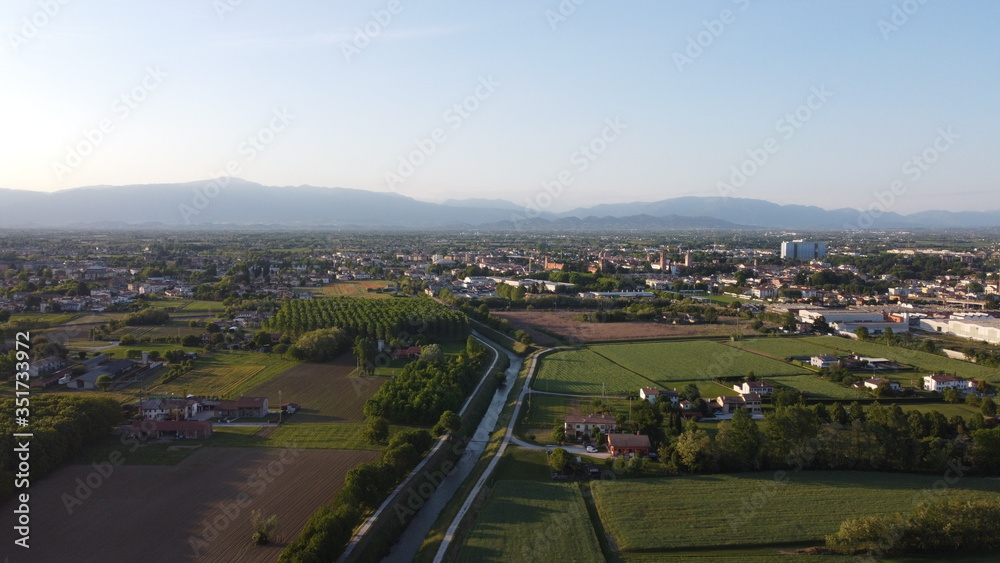 Castelfranco Veneto, panorama aereo , campi e centro città