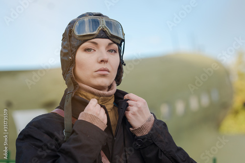 Foto A young female pilot in uniform of Soviet Army pilots during the World War II