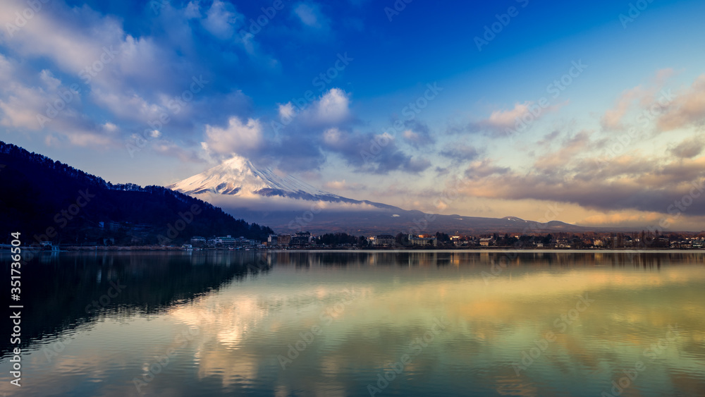 Panorama sur le Mont Fuji depuis le lac Kawagushi, coucher de soleil, Honshu, Japon