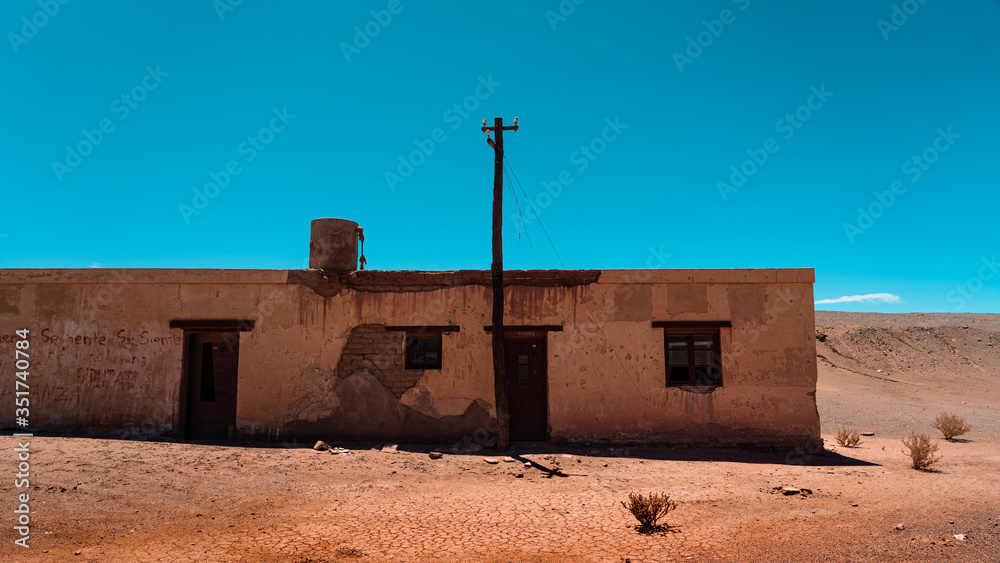 Fototapeta premium old abandoned house in the desert