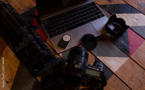 Equipamiento de fotografía sobre una mesa