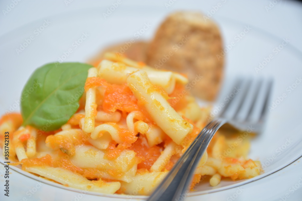 Naklejka premium pasta con zucca piatto italiano
