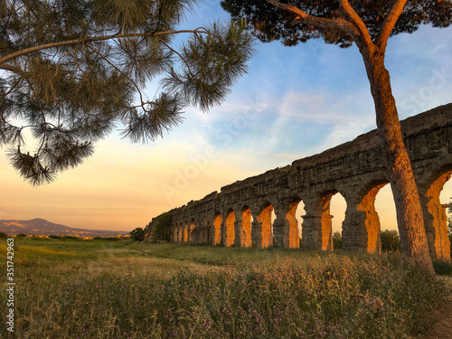 Fotografie roman aqueduct in Rome