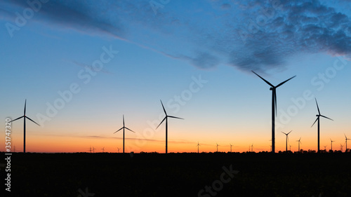 Windräder in Windpark nach Sonnenuntergang