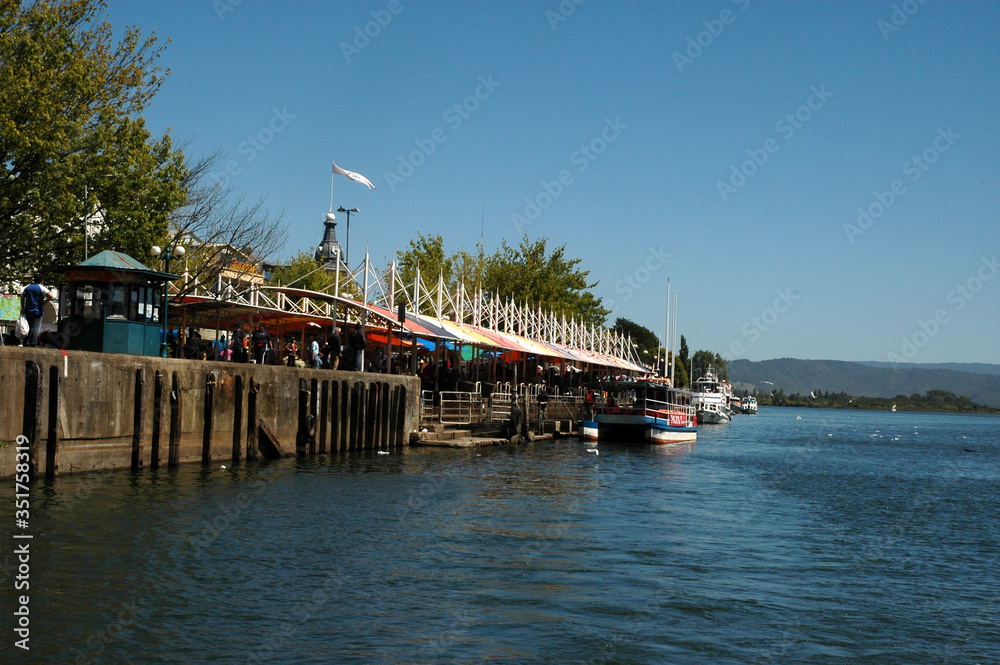Obraz premium Valdivia Sur de Chile sudamerica rio Calle Calle naturaleza barcos yates deportes nauticos
