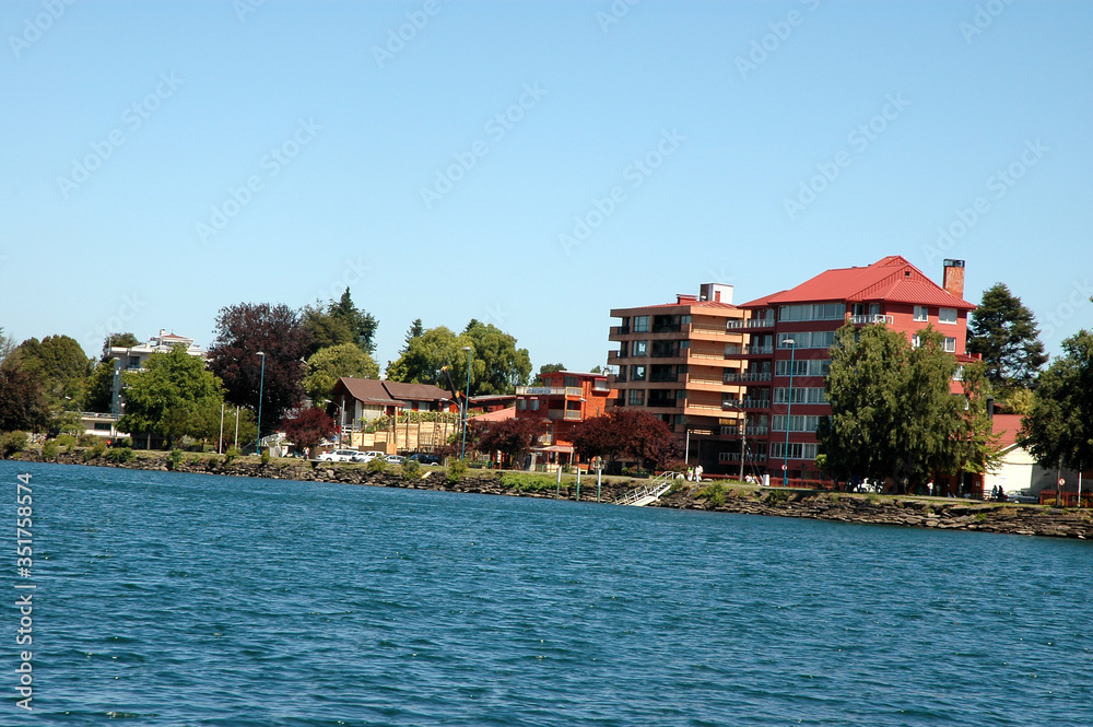 Fototapeta premium Valdivia Sur de Chile sudamerica rio Calle Calle naturaleza barcos yates deportes nauticos