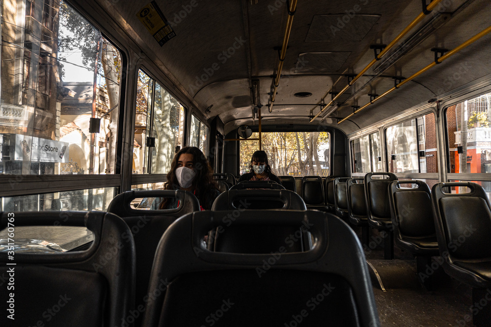 Fototapeta premium cuarentena en autobus1
