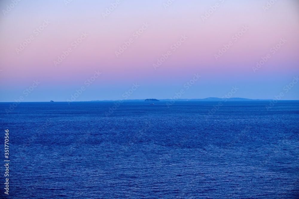 生月島大バエ灯台から見たピンクに染まる日没後の東シナ海の情景@長崎 生月島大バエ灯台から見たピンクに染まる日没後の東シナ海の情景@長崎