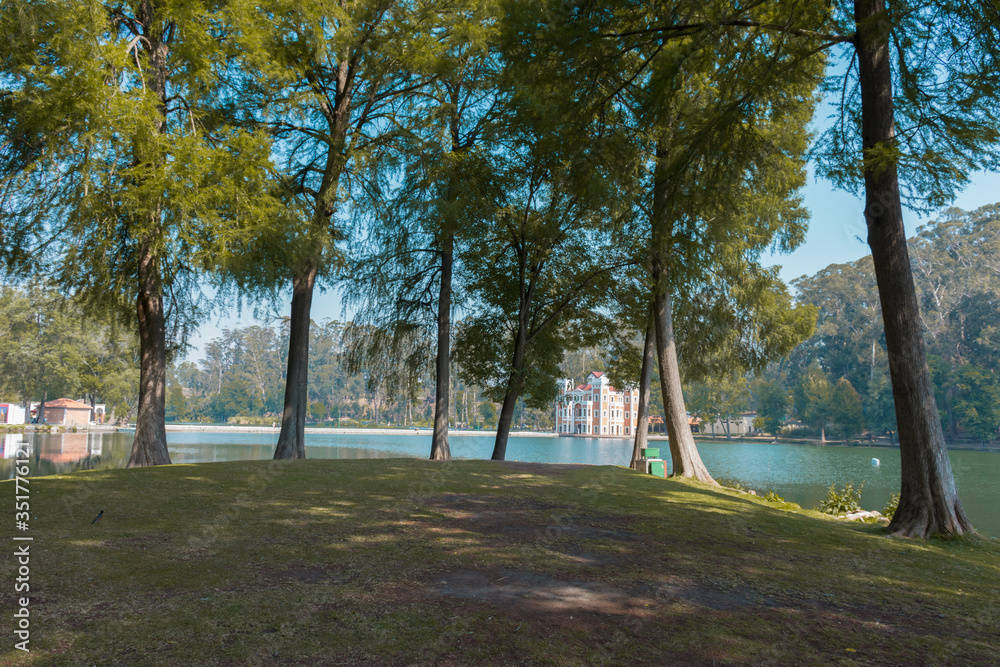 Obraz premium Castillo en un lago.