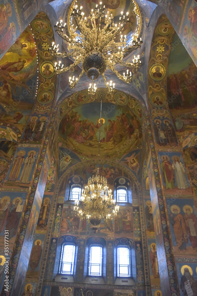 サンクトペテルブルグ随一の教会　芸術で埋め尽くされてます　血の上の救世主教会（ロシア）