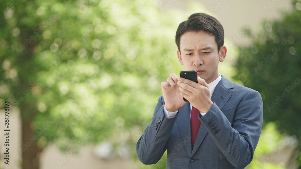 スマートフォン・ビジネスマン スマートフォン・ビジネスマン