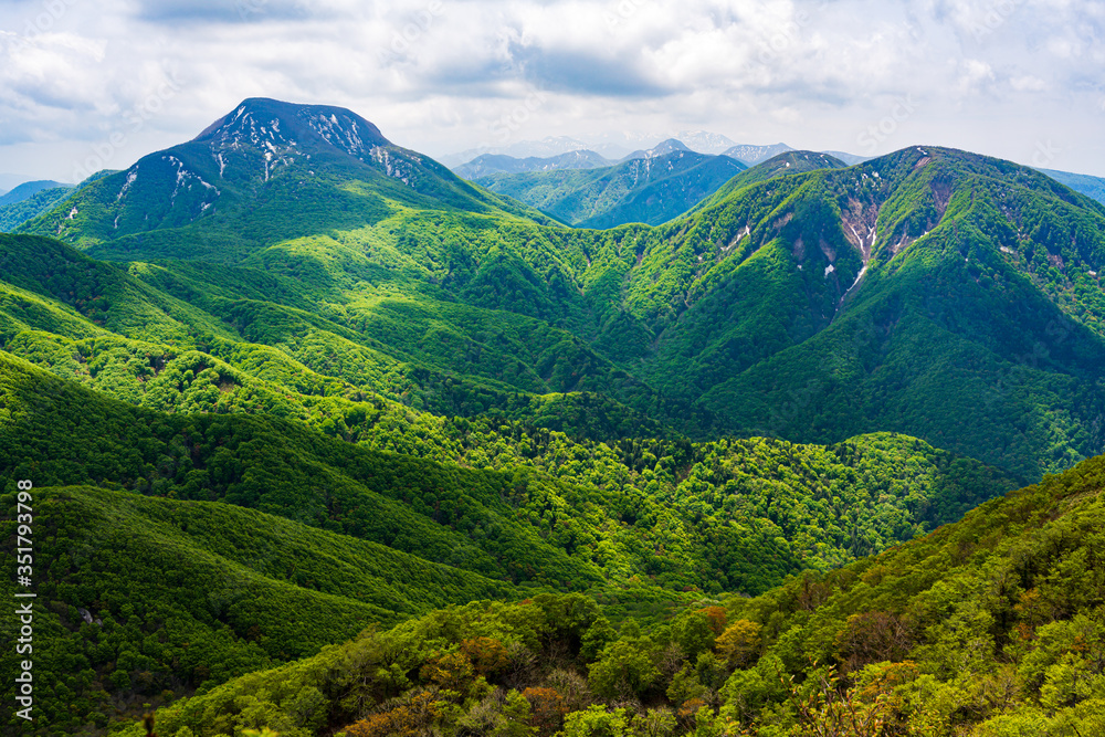 Naklejka premium 新緑の大東岳と南面白山