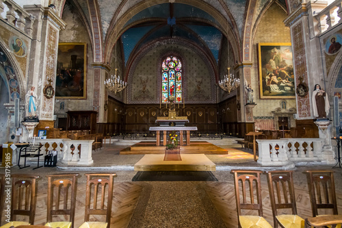 Intérieur de l'église de Marennes en Charente-Maritime, France. photo