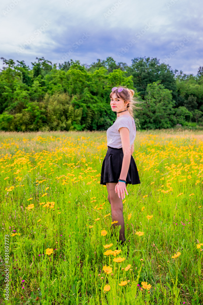 Jeune fille dans un champs de fleurs jaunes Jeune fille dans un champs de fleurs jaunes