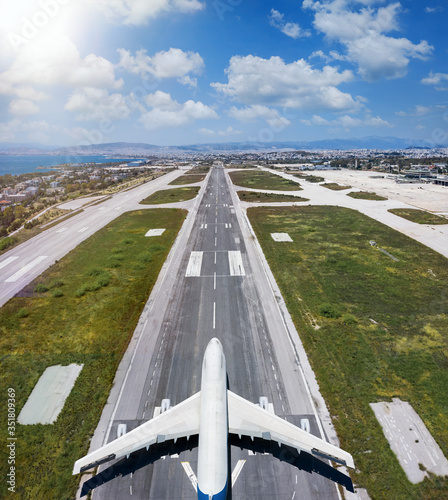 Cuadro en lienzo Luftaufnahme eines Flugzeugs fertig zum Start auf einer Startbahn auf dem Flugpl